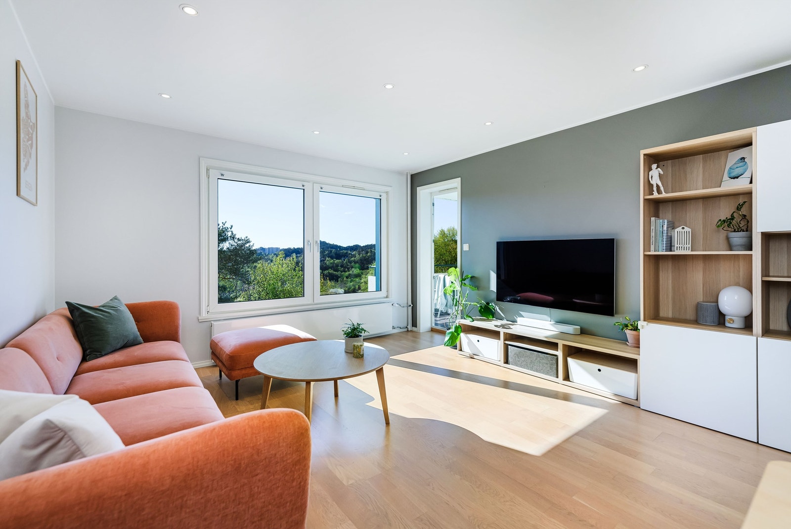 Store vinduer og mange downlights i taket gir godt lys til rommet. Galleribilde