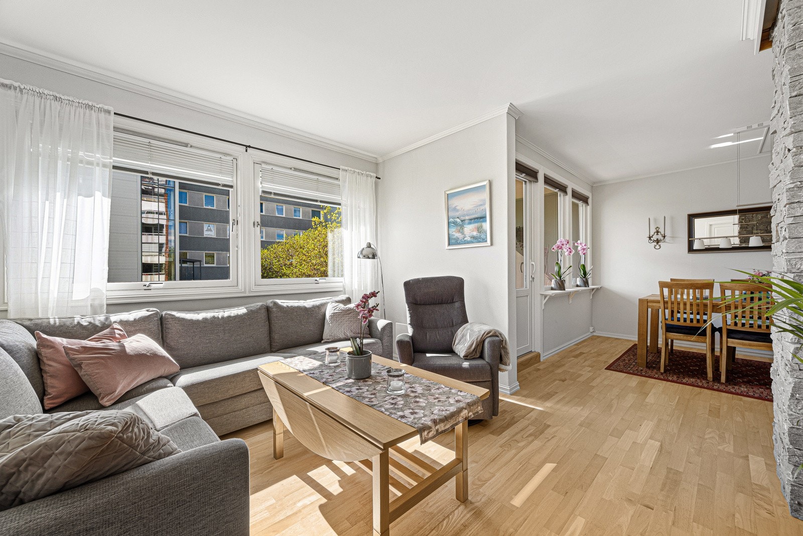 Fra stuen er det utgang til innglasset balkong Galleribilde