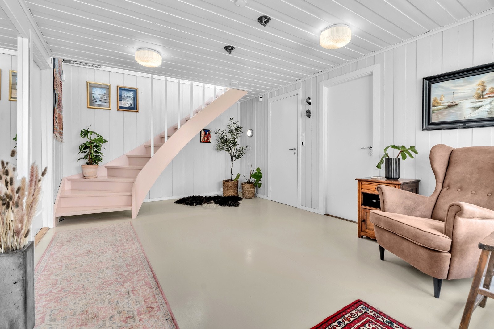 Stor hall/trappegang i u.etg. Galleribilde