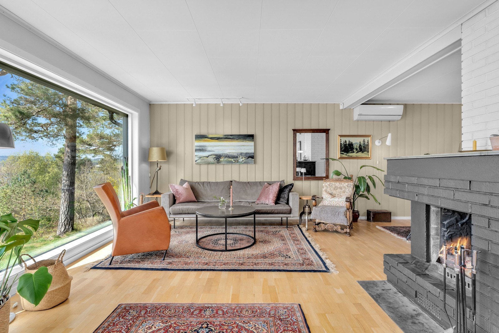 God plass til flere sittegrupper i stue. Galleribilde