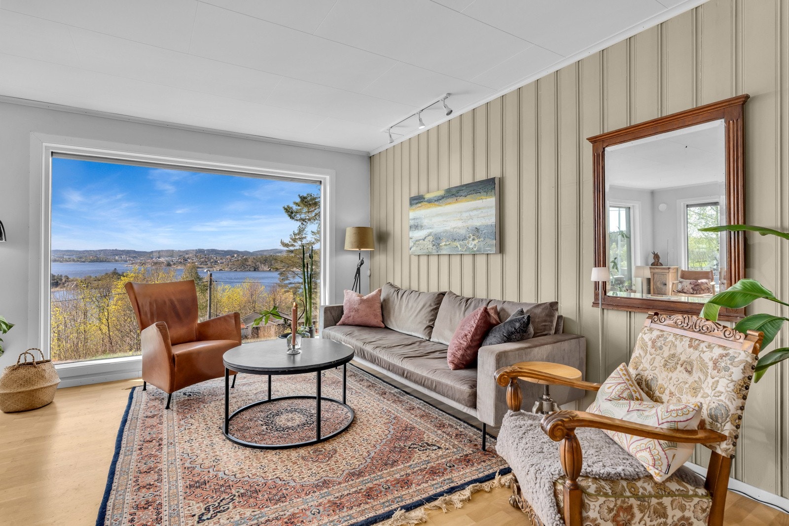 God plass til flere sittegrupper i stue. Galleribilde