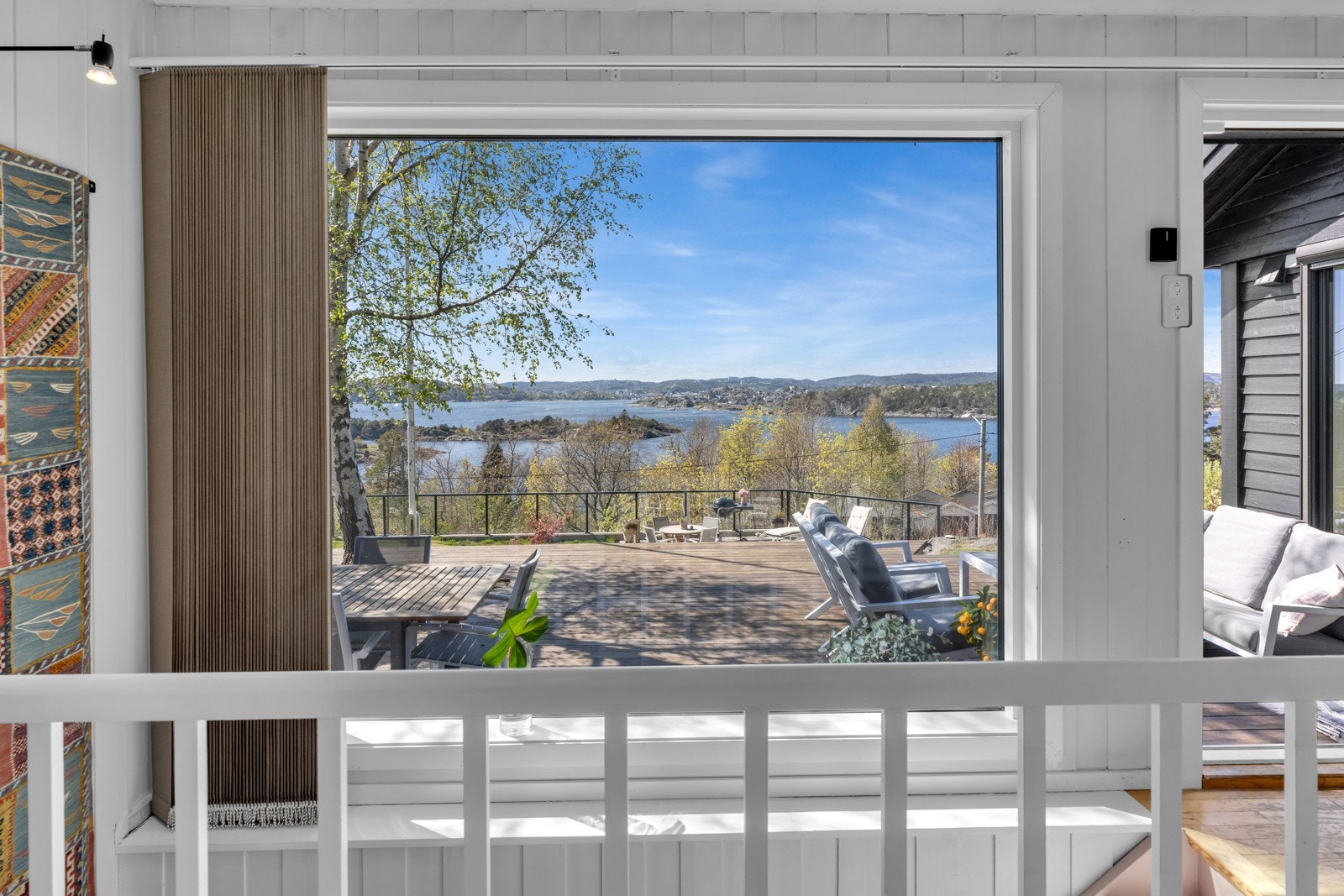 Herlig utsikt fra de fleste rom i hovedetasjen. Galleribilde