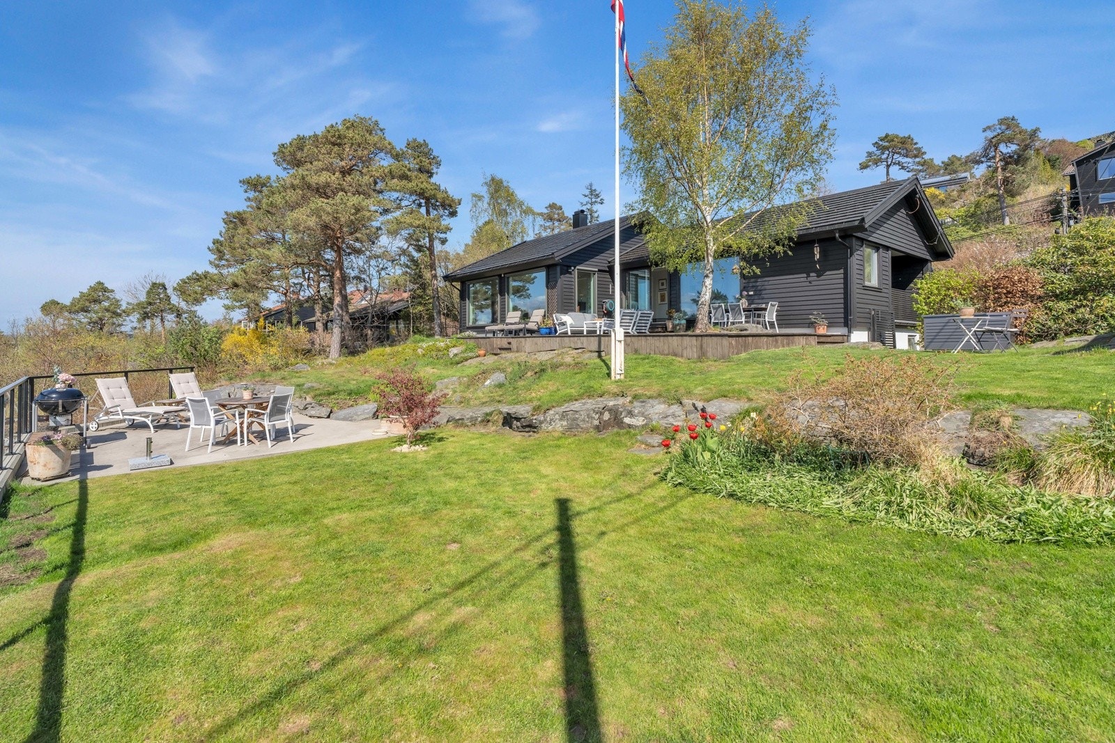 Nydelig beliggenhet på stor, solrik tomt på 1007 kvm. Galleribilde