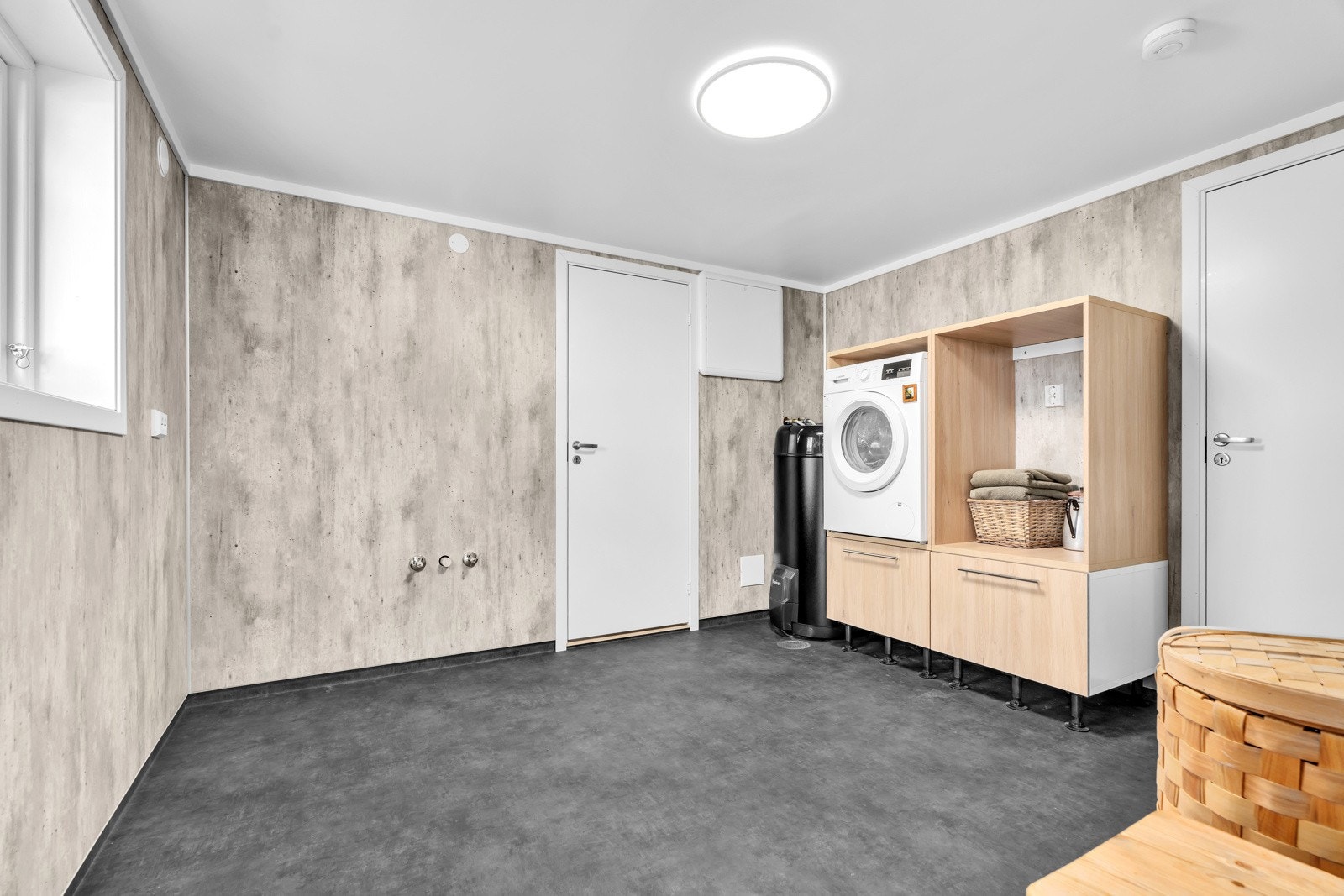 Nyere vaskerom med innredning. Galleribilde