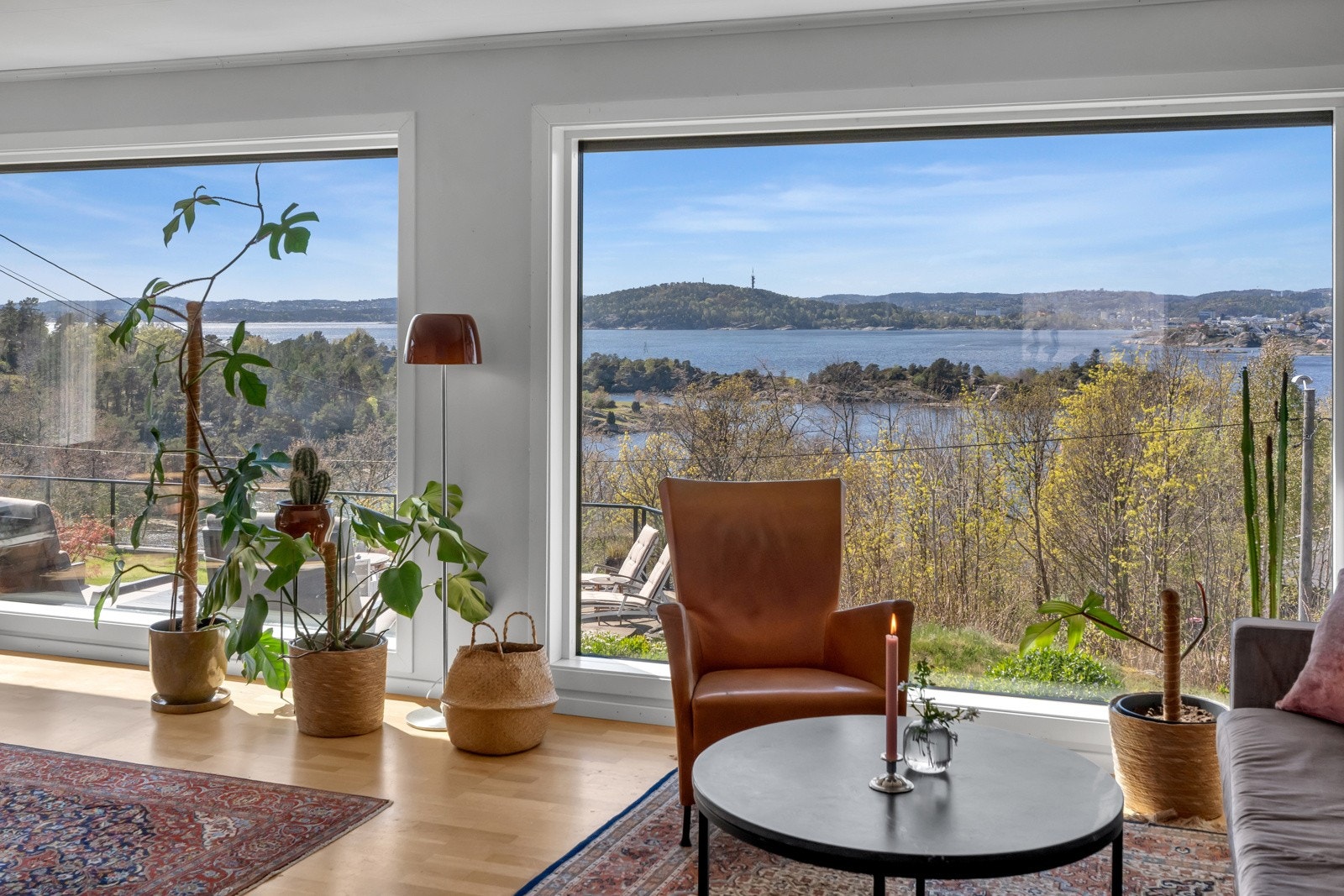 Stue med store vindusflater mot den nydelige utsikten. Galleribilde