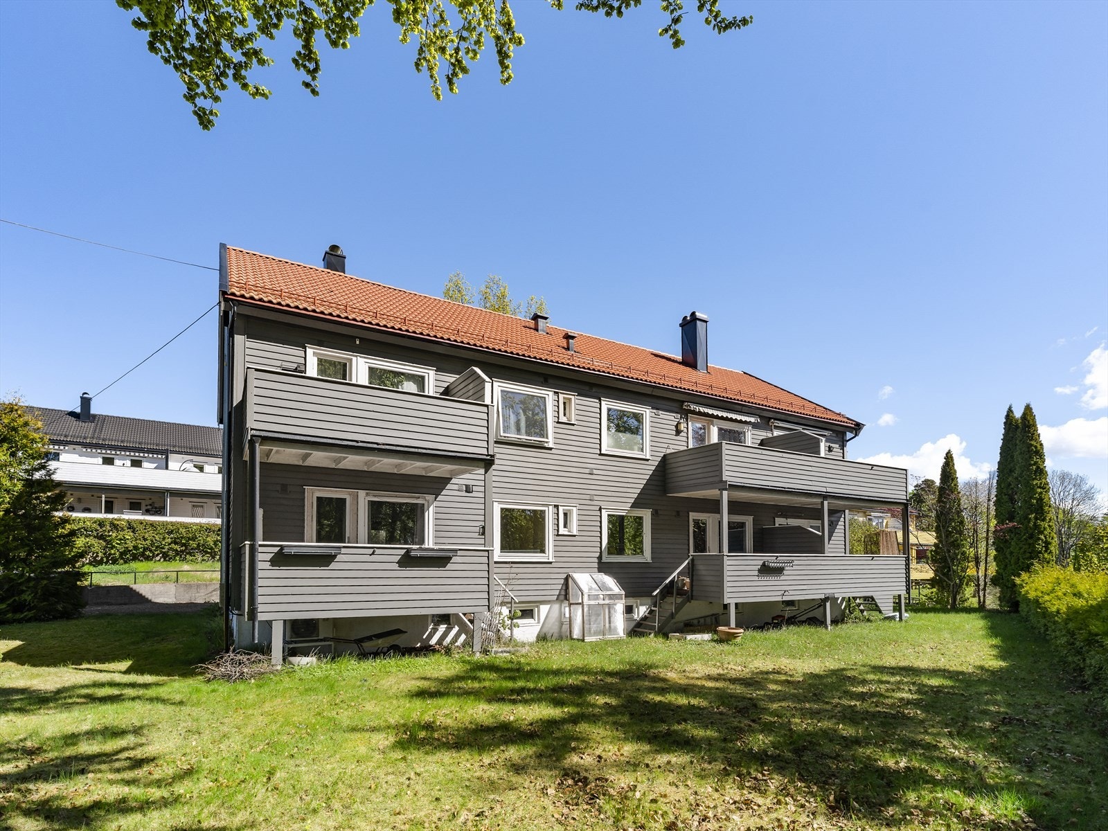 Balkongen på 8 m² er vendt mot sør, overbygd og har direkte tilgang til hageområdet. Galleribilde