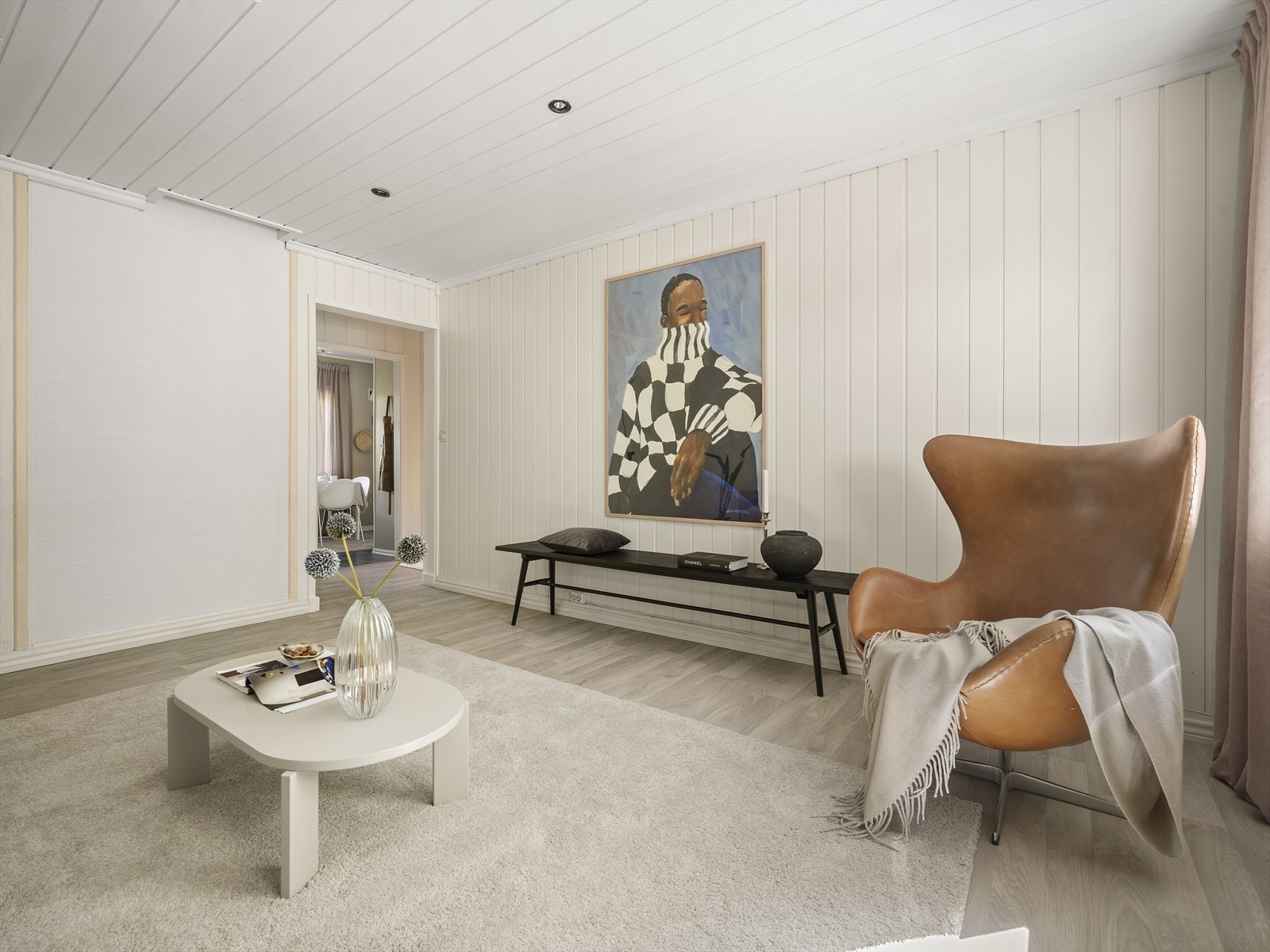 Veggene er utført med malte MDF-paneler for et ryddig uttrykk. Galleribilde