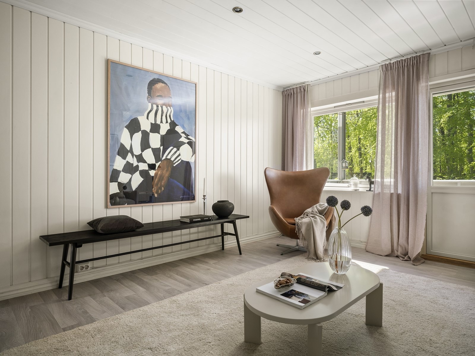 Laminatgulv gir en praktisk og tiltalende overflate i stueområdet. Galleribilde