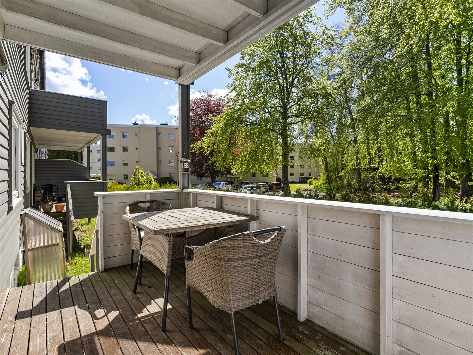 Balkongen er sørvendt, overbygd, og har et terrasseborddekke med behov for vedlikehold. Galleribilde
