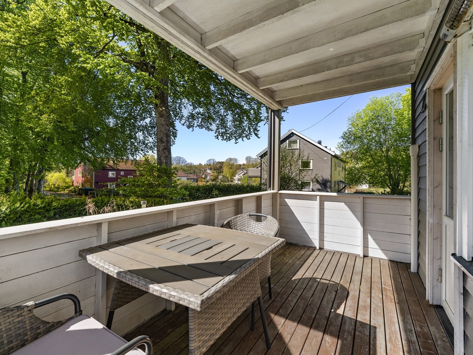 Fra balkongen er det direkte tilgang til hagen og uteområdet, med god brukervennlighet. Galleribilde