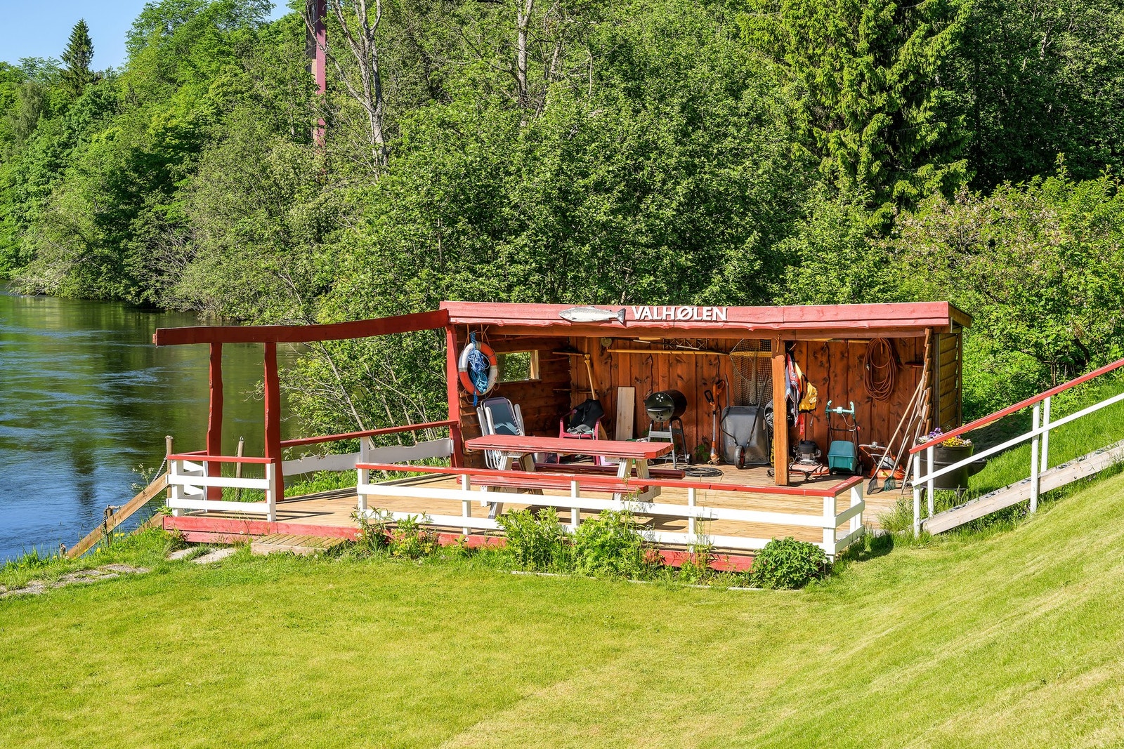 Felles gapahuk, med mulighet for grilling og sosiale sammenkomster. Galleribilde