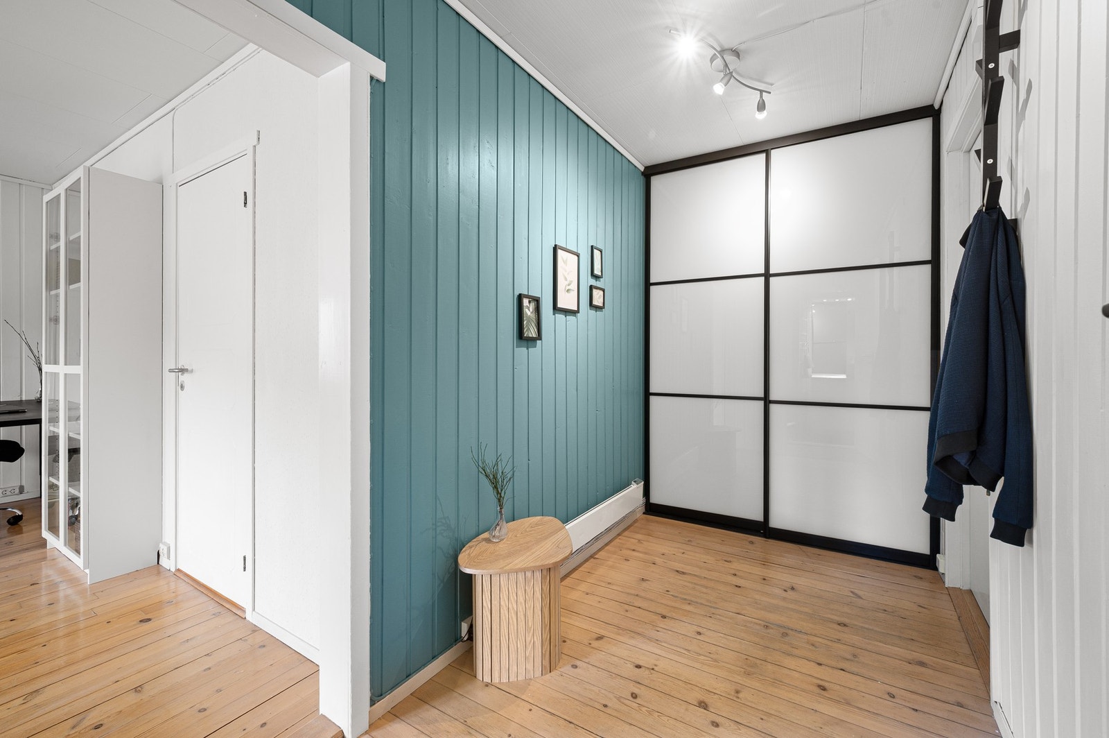 Herlig tregulv i inngangspartiet, samt plass til skyvedørsgarderobe Galleribilde