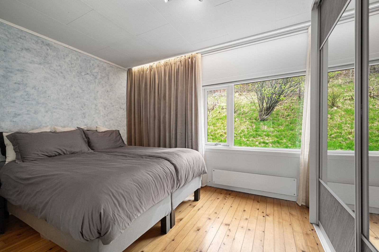 Stort soverom med skyvedørsgarderobe Galleribilde
