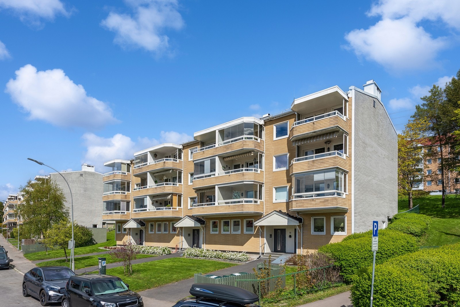 Blokken ligger solrik og fint til i rolig enveiskjørt gate. Galleribilde