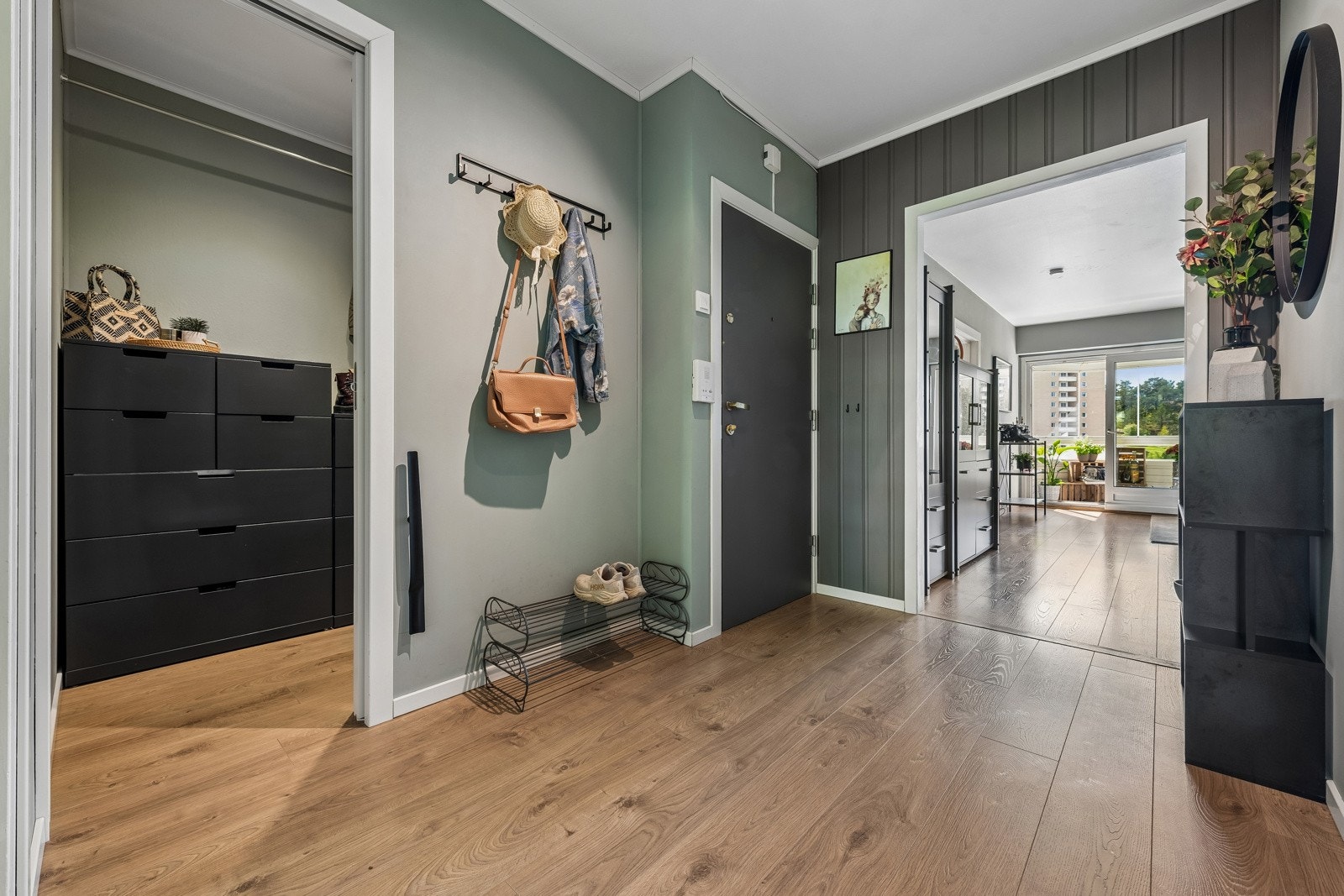 Romslig og praktisk entré med et stort innvendig kott med god lagringsplass og garderobeskap. Galleribilde