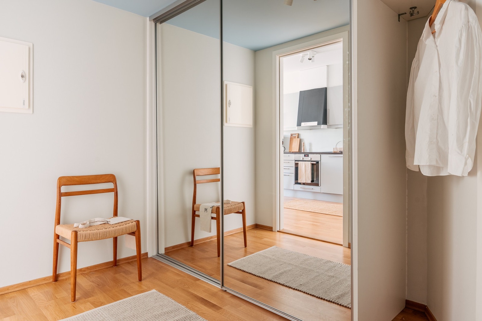 Her er det god plass til å henge fra seg yttertøy og sko i en praktisk garderobeløsning. Galleribilde