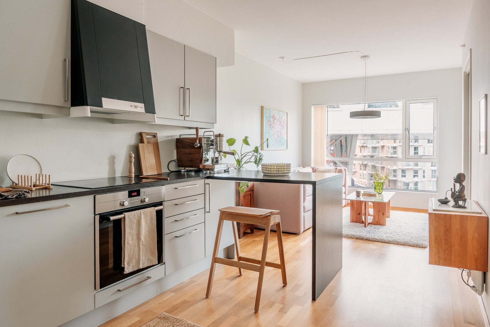 Kjøkkenet er levert av Sigdal og har en innredning som består av slette fronter og benkeplate av laminat. Galleribilde