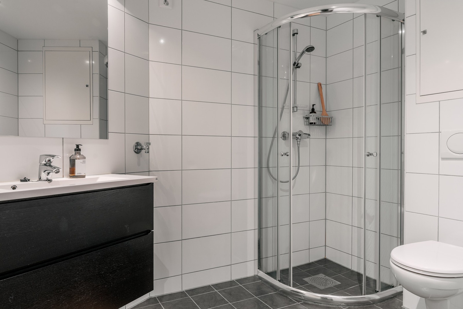 Badet måles til 5,3 kvm. og er helfliset med innfelte downlights i himling og underliggende varmekabler. Galleribilde