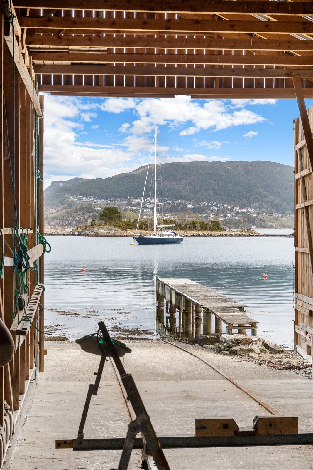 Fra innsiden rammes utsikten mot sjøen og landskapet vakkert inn. Galleribilde