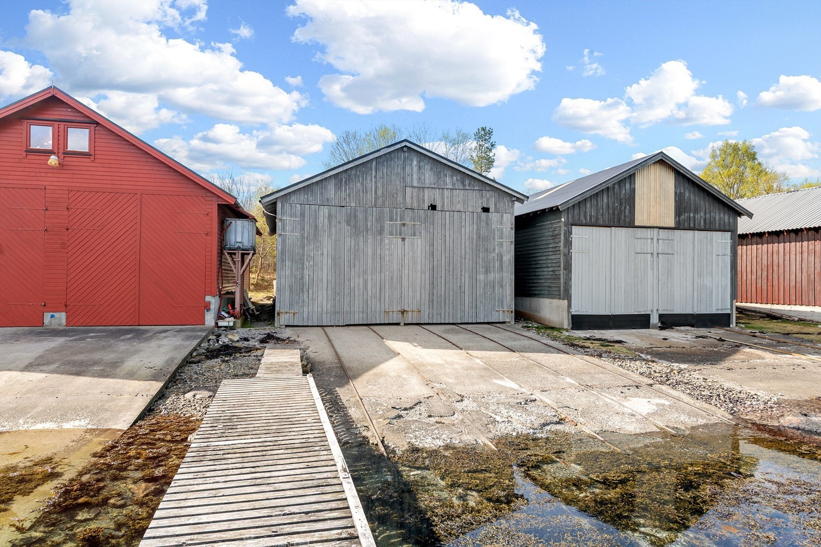 Velkommen til dette romslige dobbelt-naustet fra 1987. Med et bruksareal på 113 m² får du her rikelig med plass til båt og utstyr. Galleribilde