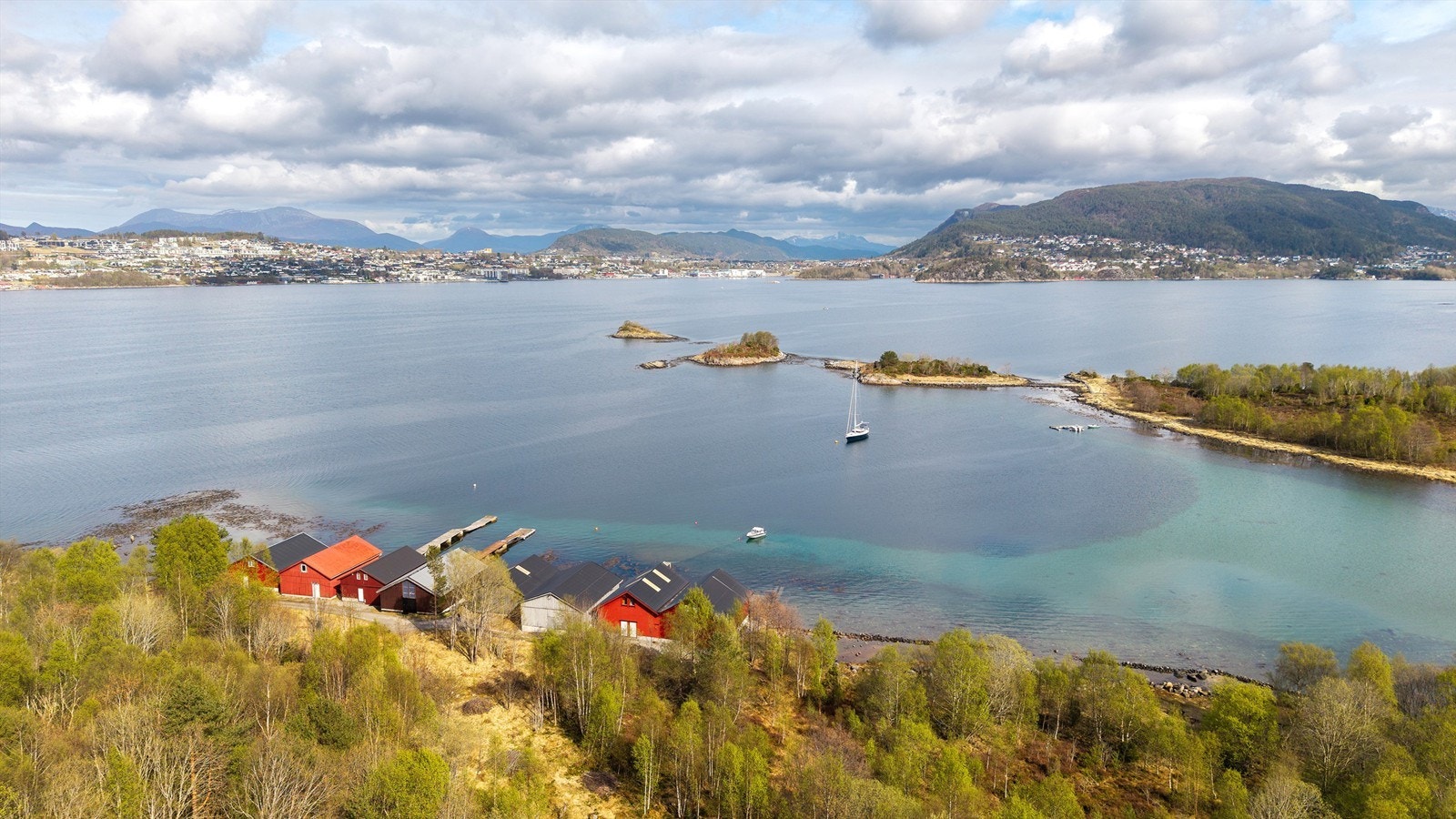 Et vakkert kystlandskap med holmer, skjær og fjell i horisonten. Galleribilde