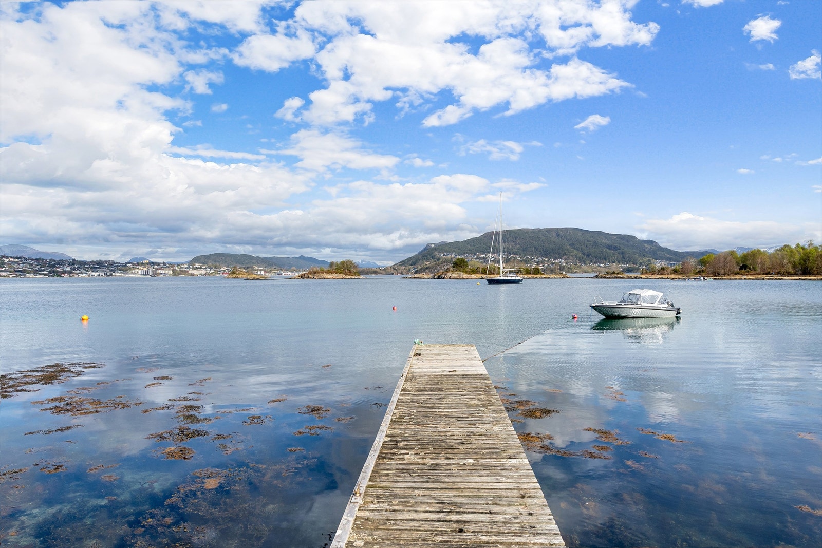 Eiendommen har direkte tilknytning til sjøen med brygge, ideelt for et aktivt båtliv. Foto: Stian Wiik Galleribilde