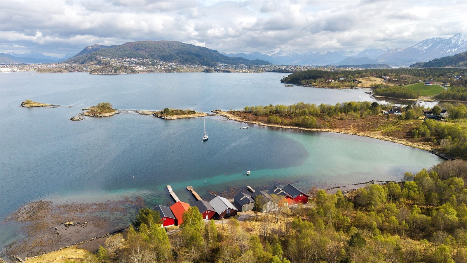 Her ligger alt til rette for å nyte sjøen og den flotte naturen i området. Galleribilde