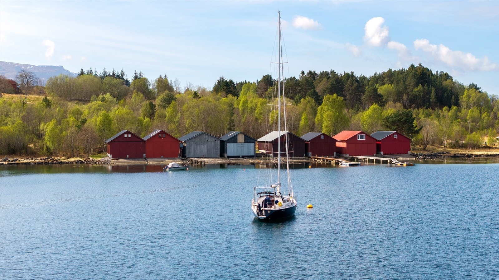 Et idyllisk og skjermet naustområde, perfekt for rekreasjon og båtliv. Galleribilde