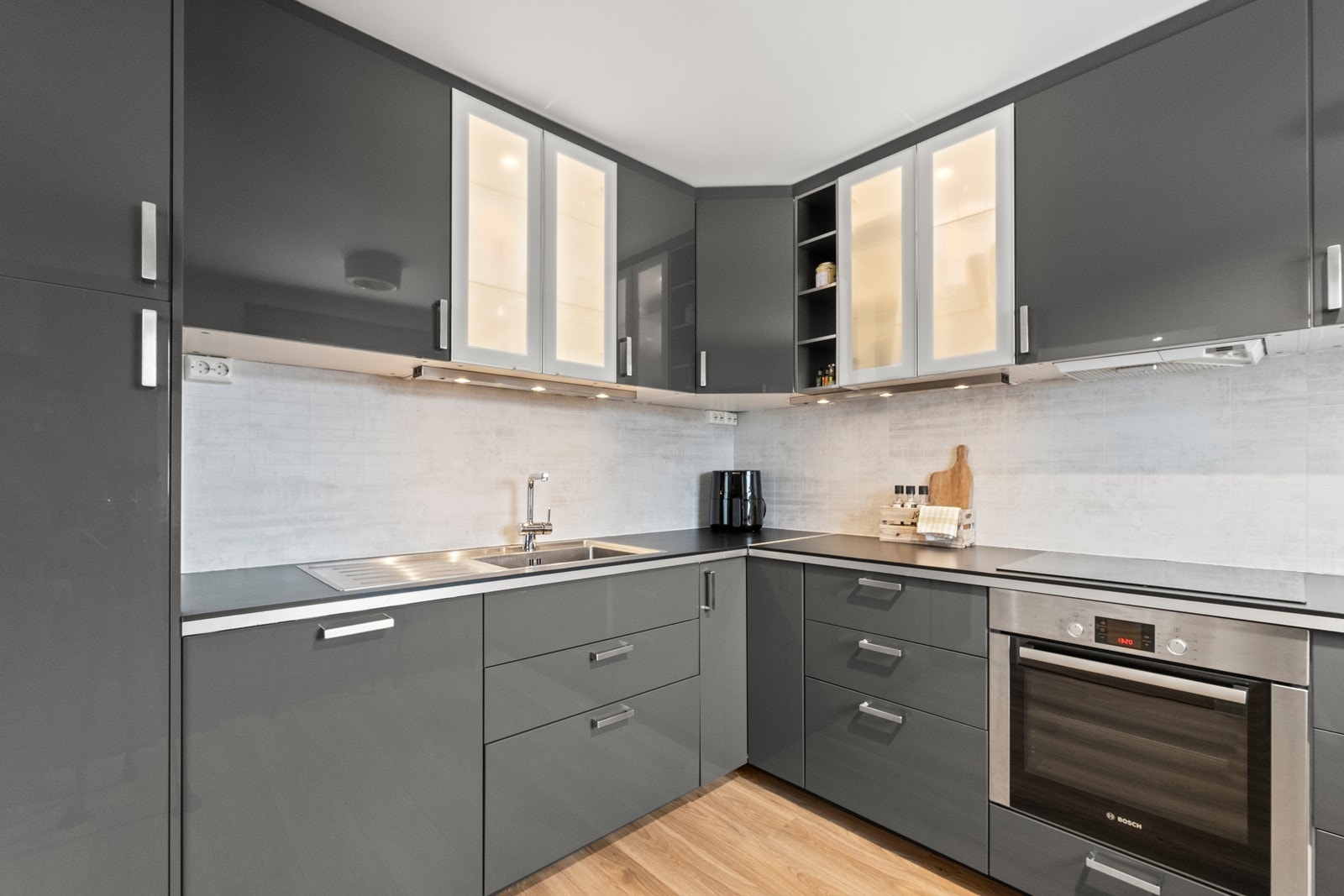 Kitchen Wall over benk og integrerte hvitevarer fra Bosch! Galleribilde
