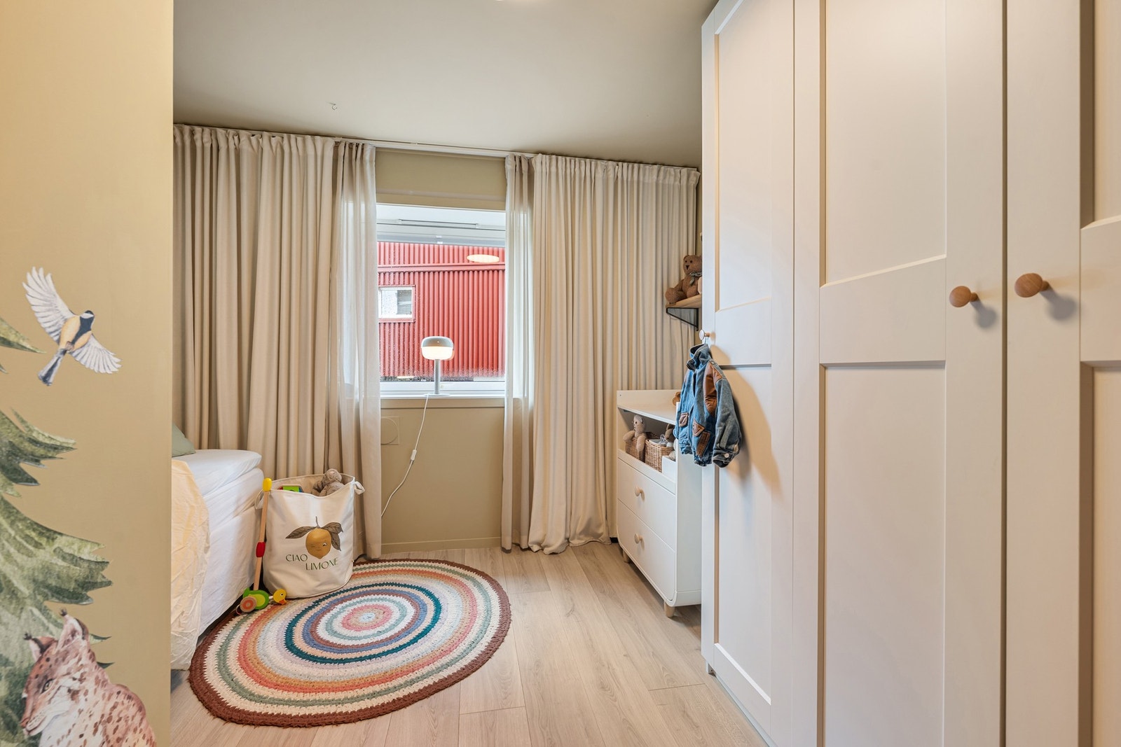Soverom 2 ligger i motsatt ende av leiligheten og fungerer godt som barnerom, gjesterom eller kontor, med lys innredning og plass til oppbevaring. Galleribilde