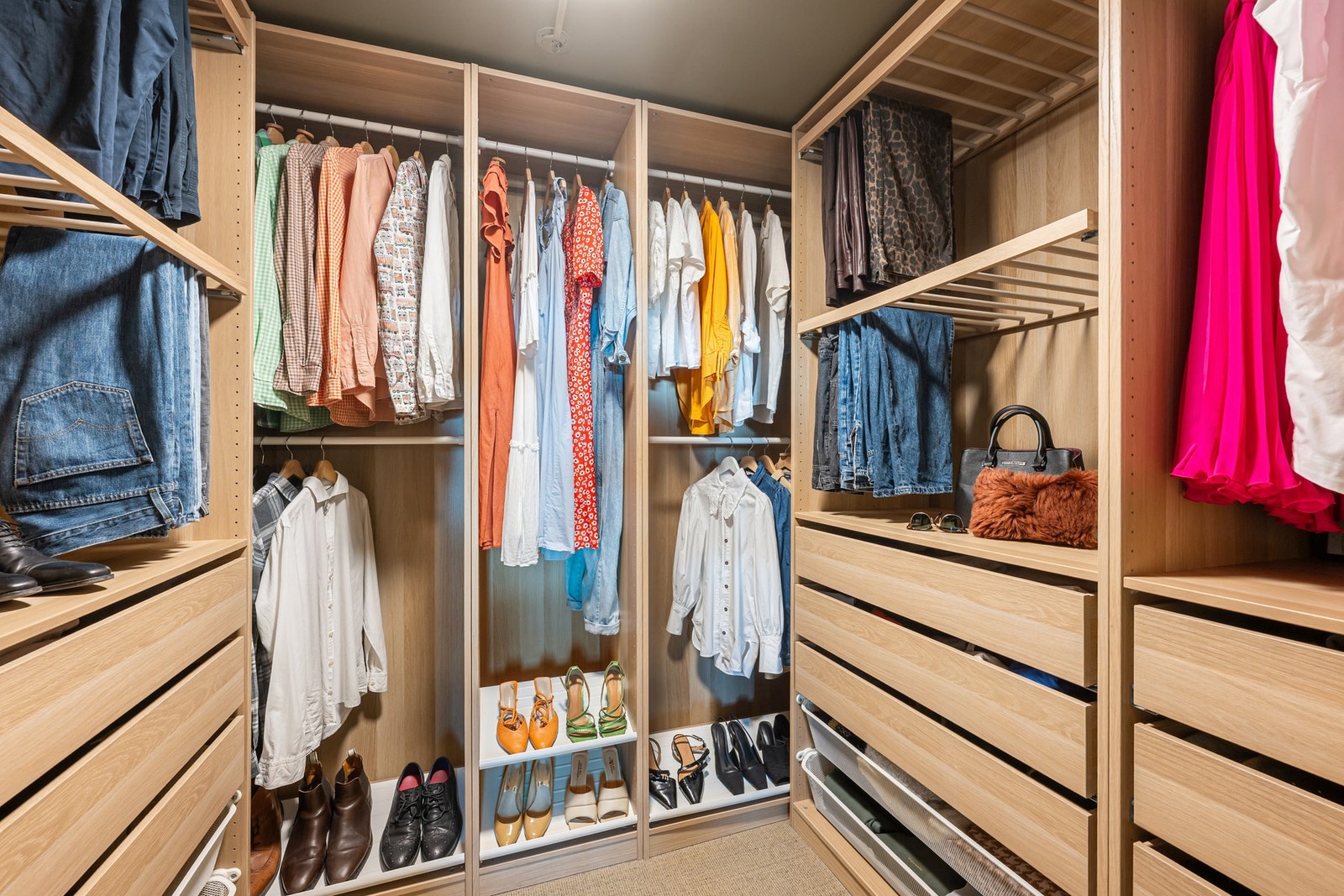 Praktisk walk-in-garderobe etablert i 2023, med god oppbevaringsplass og sisalteppe på gulv. Galleribilde