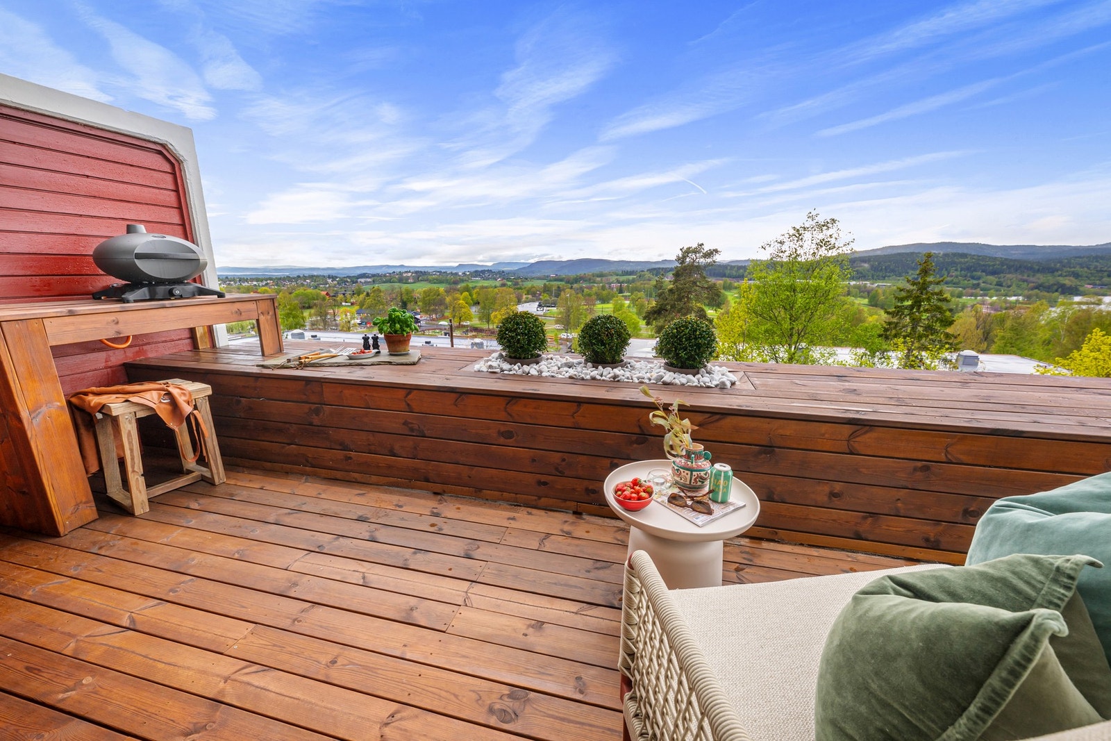 Terrassegulv og blomsterkasse ble kledd med terrassebord i 2024, noe som gir uteplassen et lunt og helhetlig uttrykk. Galleribilde