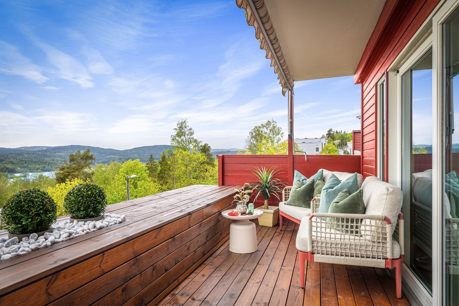 Vestvendt terrasse på ca. 11 kvm med flott utsikt over grønne omgivelser, Bogstadvannet og videre mot Oslo, Oslofjorden og Bærumsåsene. Galleribilde
