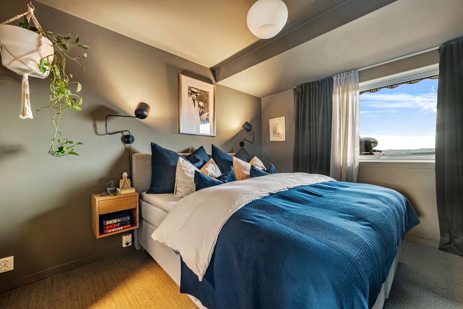 Hovedsoverommet vender samme vei som terrassen og har flott utsyn mot grønne omgivelser, åslandskap og åpen himmel. Galleribilde