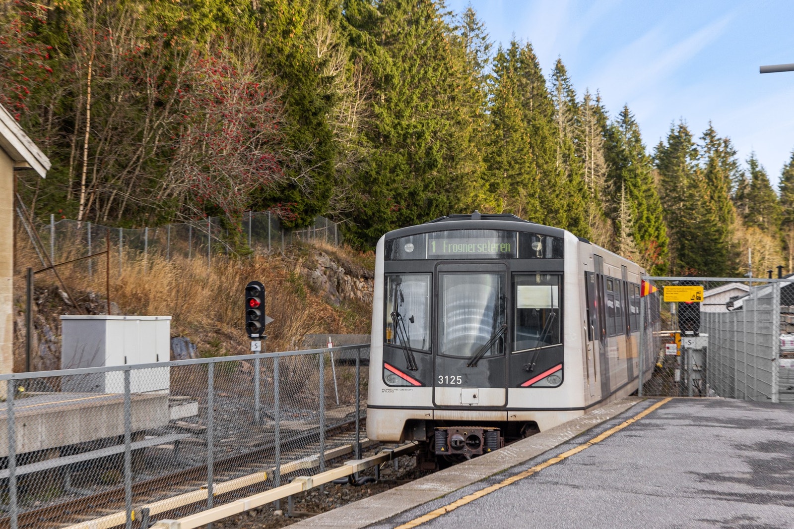 Leiligheten ligger mellom Voksenlia og Holmenkollen T-banestasjon. Galleribilde