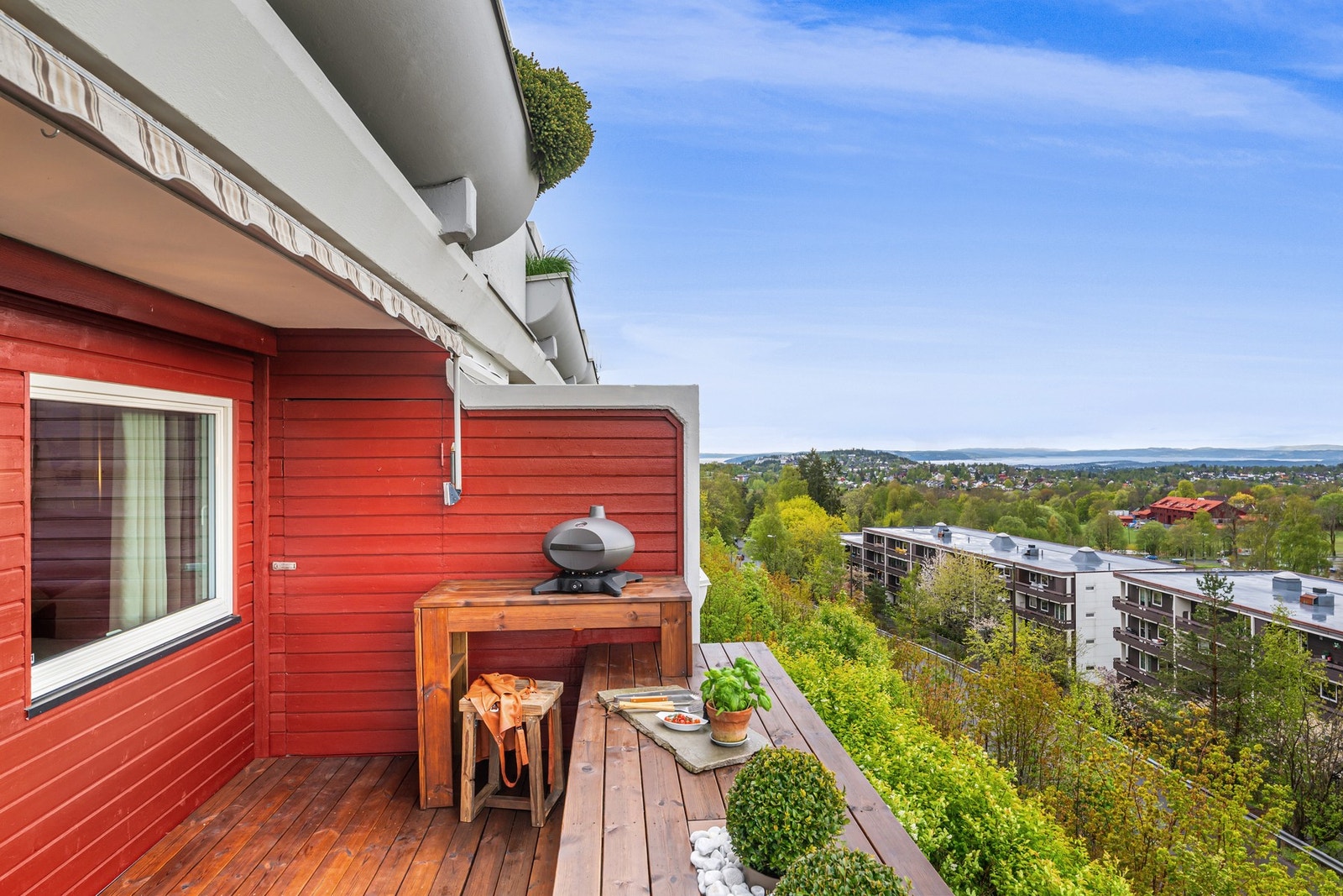 Den vestvendte terrassen har gode solforhold helt til sen kveld og ligger fint til med utsyn over nærområdet, grøntdrag og åpent landskap. Galleribilde