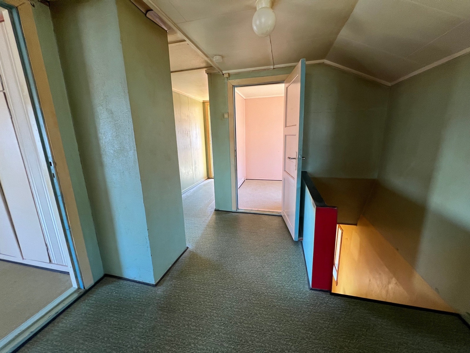 Gang i loftsetasjen med adkomst til 5 soverom | Foto tatt av megler. Galleribilde