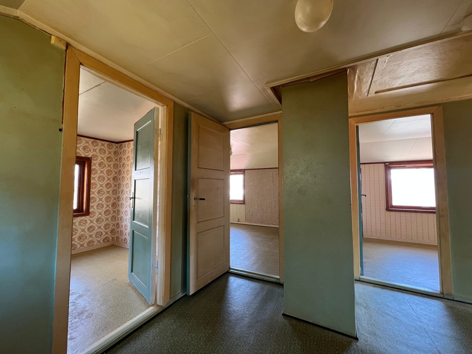 Gang i loftsetasjen med innsyn mot soverommene | Foto tatt av megler. Galleribilde