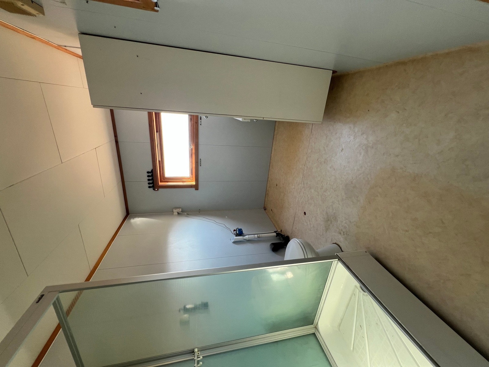 Badet er innredet med dusjkabinett, toalett og servant. Opplegg for vaskemaskin | Foto tatt av megler. Galleribilde