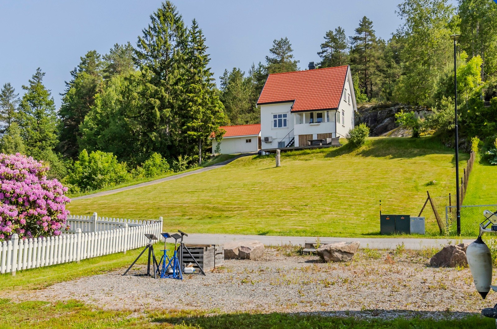 Landlig boligtomt med store friområder i nærområdet og utsikt til Norsjø. Galleribilde