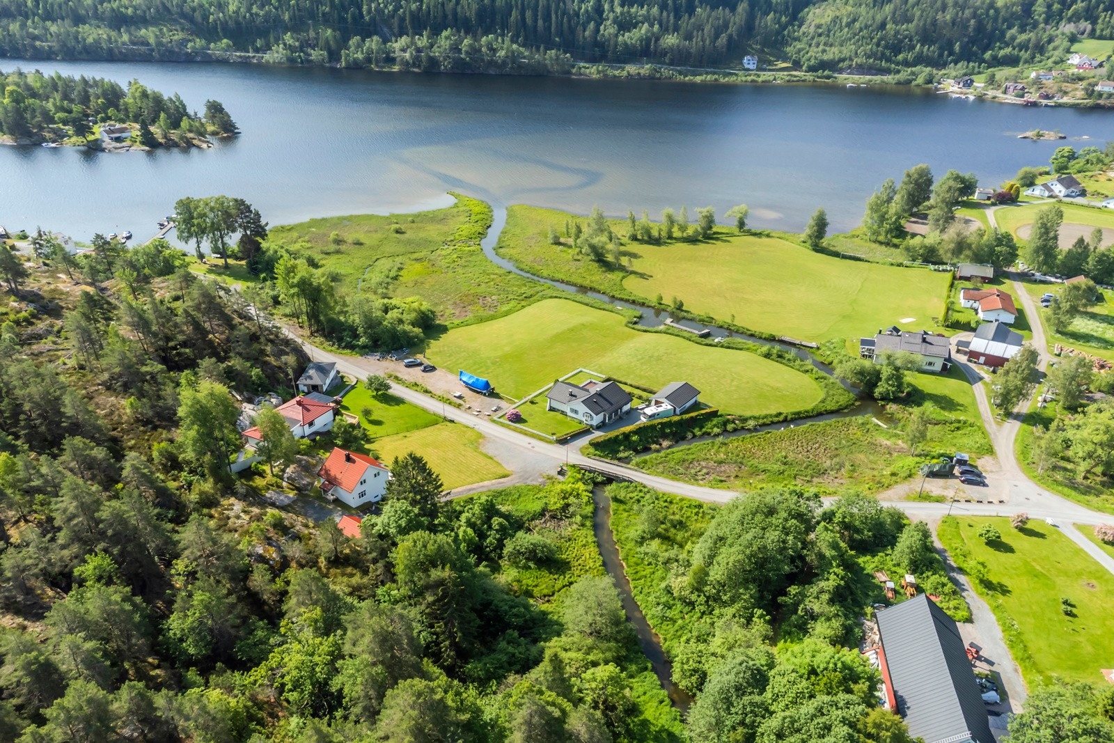 Tomta ligger vakkert til ved Norsjø. Galleribilde