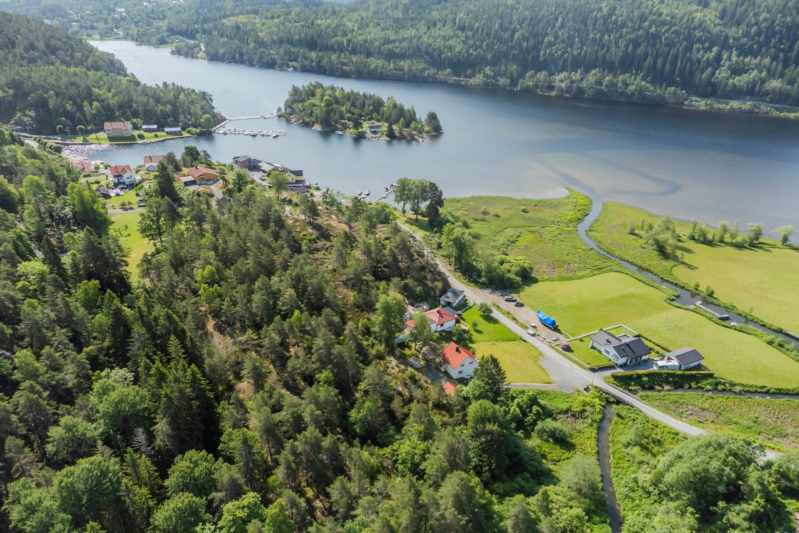 Eiendommen ligger nært til Skotfoss og Løveid sluser. Galleribilde