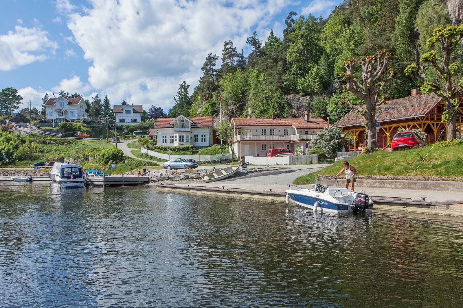 Bildet er fra Løveid. Et område nært Løveid sluser og den aktuelle tomten. Et lite idyllisk småsted med brygger og en liten badestrand. Galleribilde