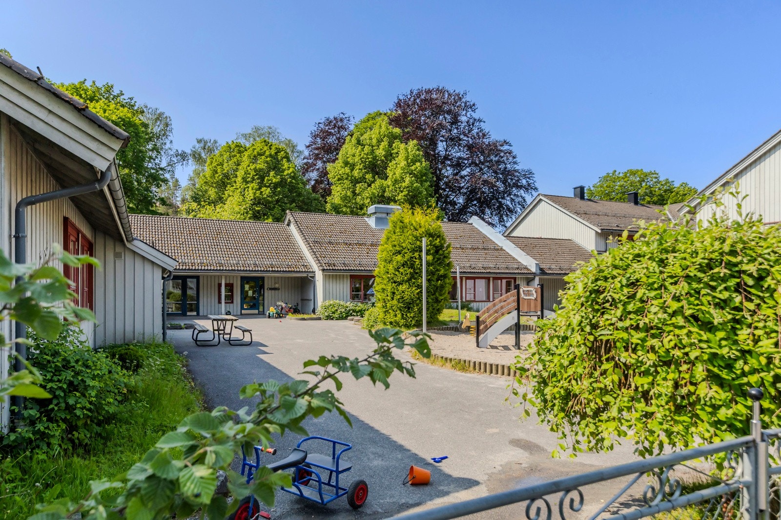 Barnehagen på Skotfoss. Fra Løveid er det kort gangveg ned til Skotfoss( sommerhalvår) og fasiliteter som barnehage, Coop Prix m/ post i butikk. Galleribilde