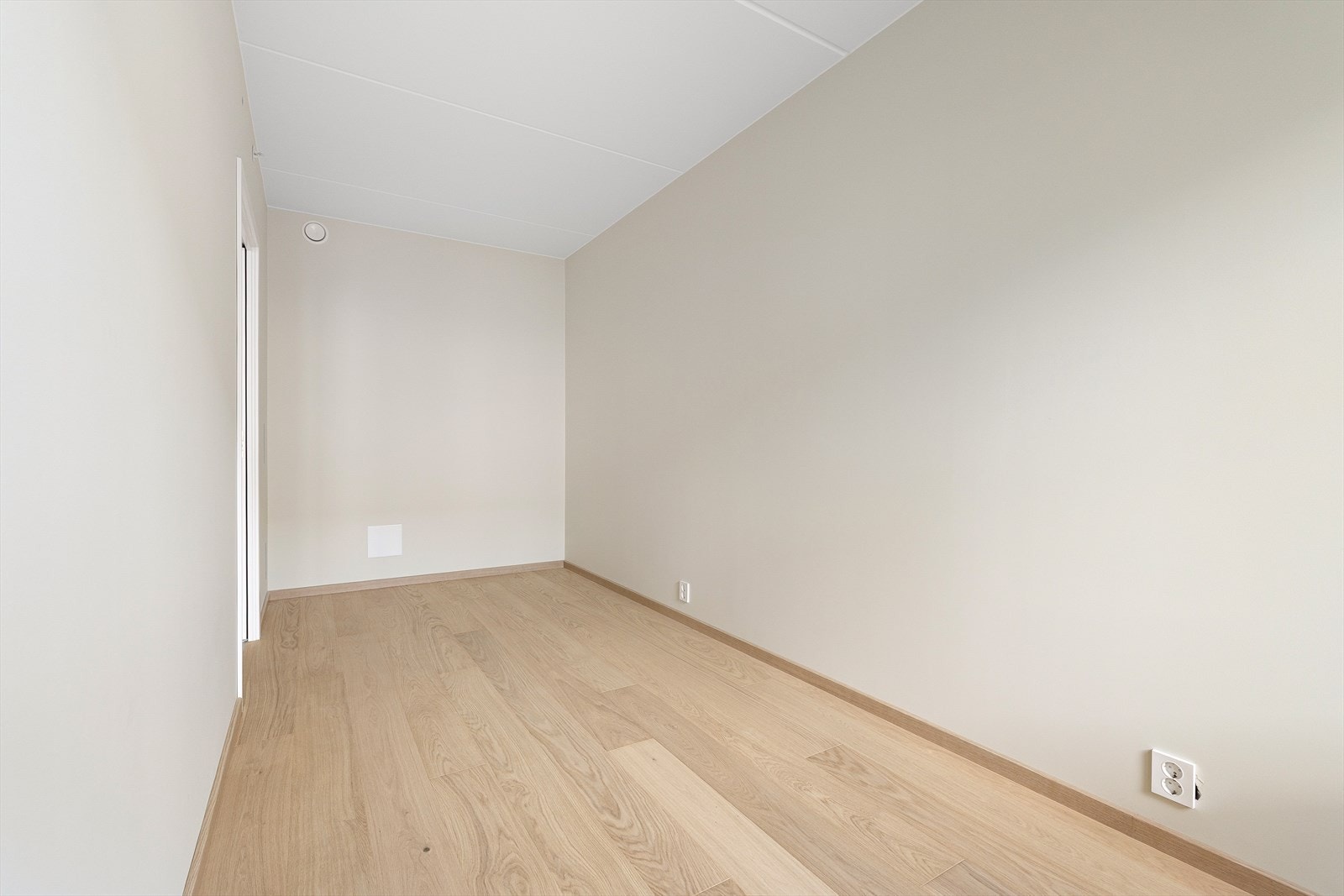 Ca. 11 kvm soverom m. plass til dobbeltseng og garderobe. Galleribilde