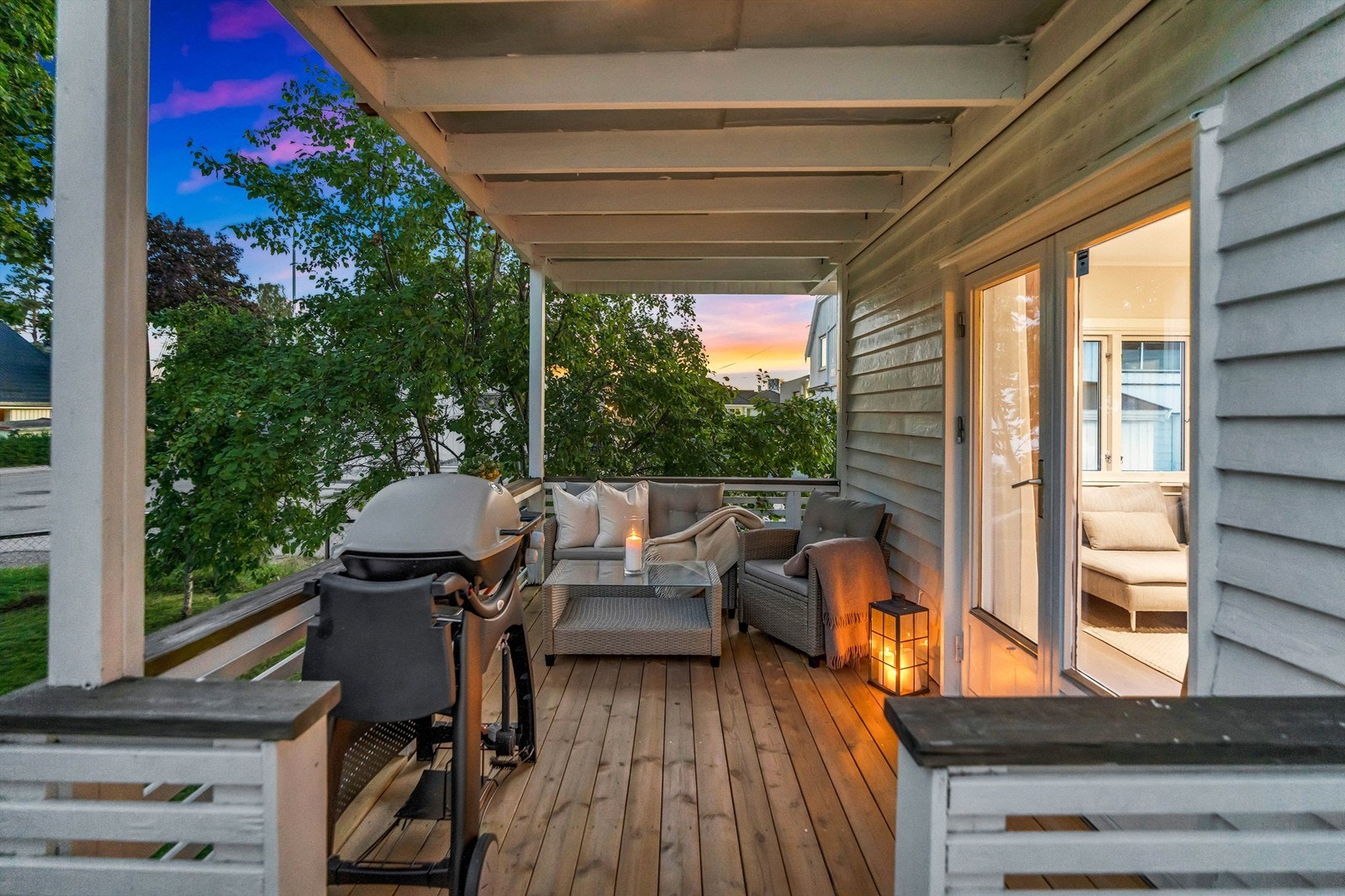 Stemningsfullt på verandaen i solnedgangen Galleribilde