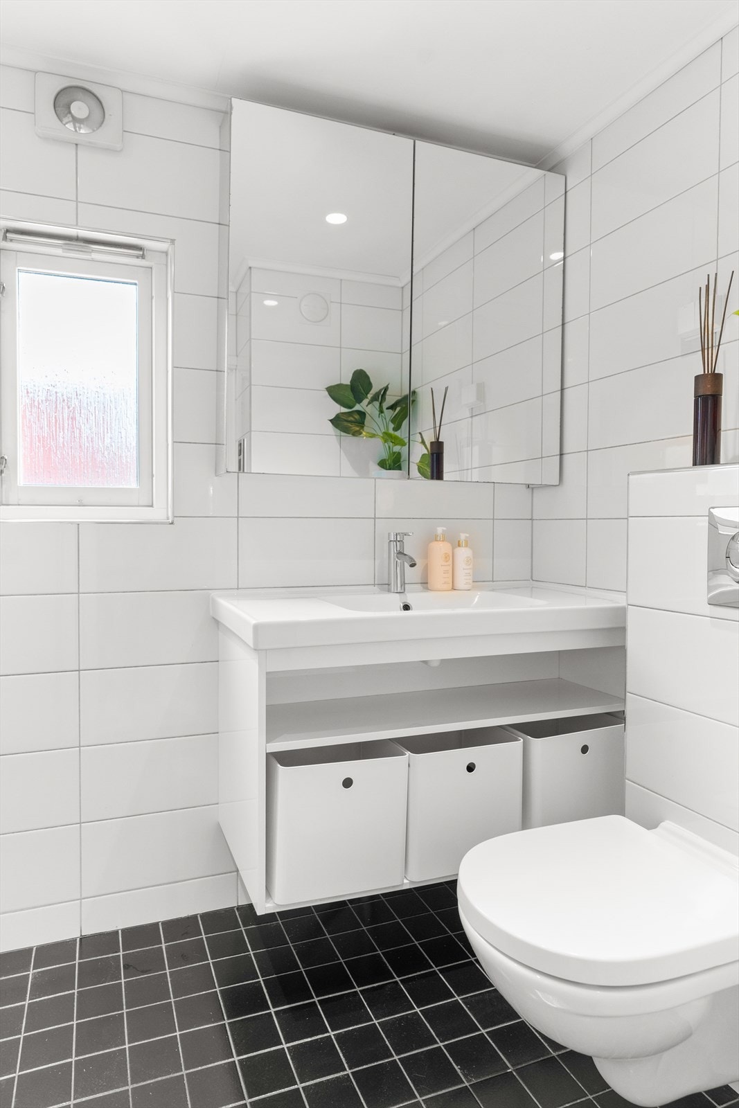 Varmekabler i gulv p bad i 1.etg. Badet har dusjhjørne, en fin innredning med heldekkende vasl og speilskap Galleribilde