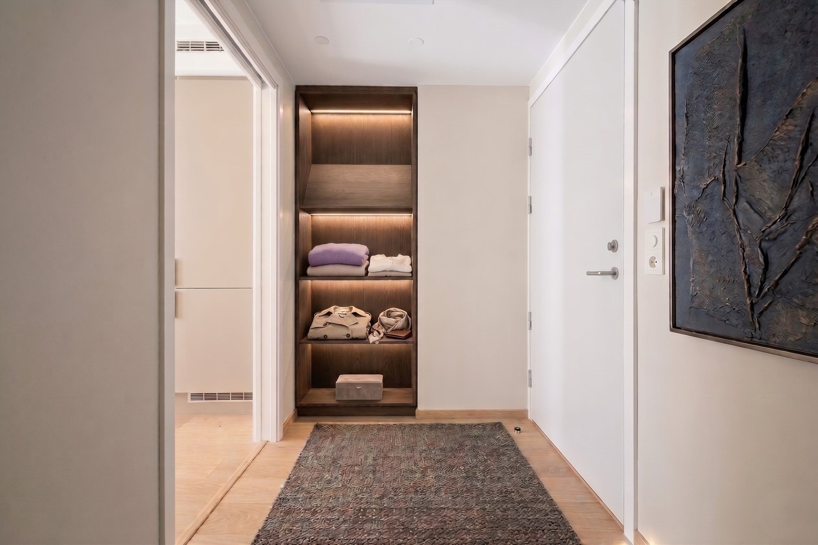 Fin entré m. plass til garderobe, klær og sko. Porttelefon. Foto redigert med KI. Galleribilde