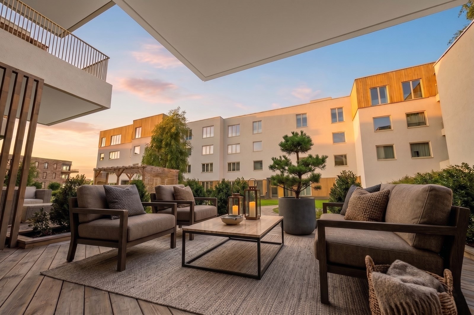 Ca. 25 kvm sydvestvendt terrasse. Fin beliggenhet på øvre bakkeplan. Bilde er redigert m/KI. Avvik vil forekomme. Galleribilde