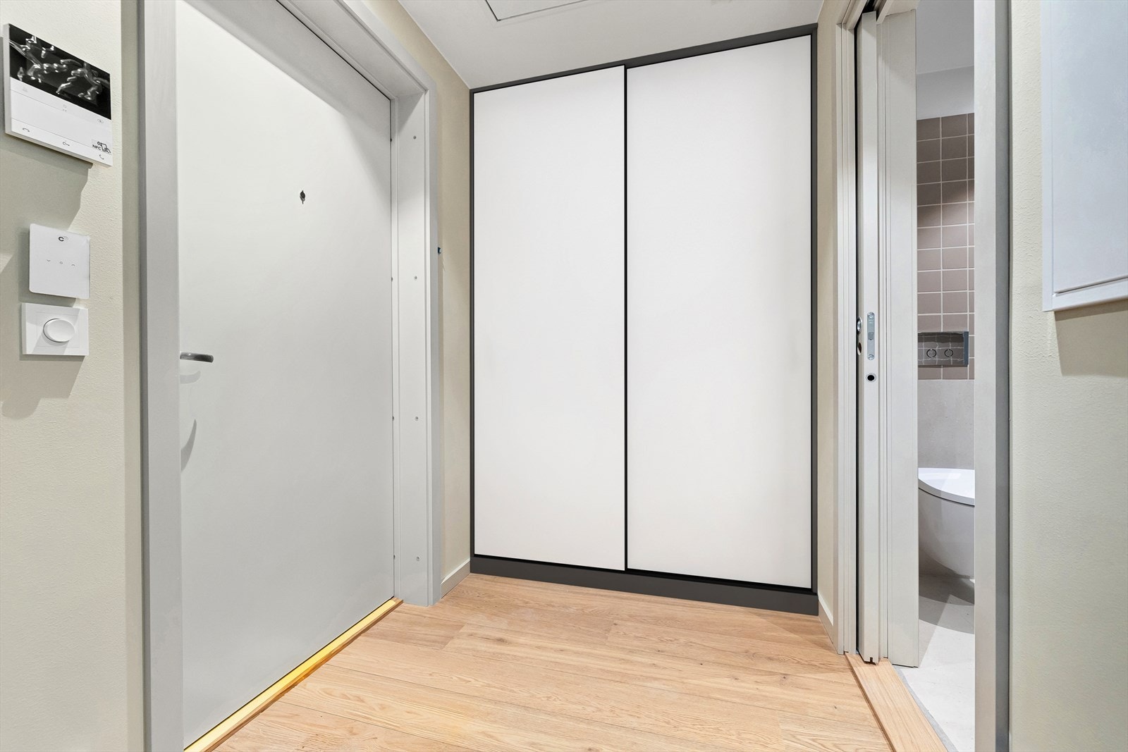 Plass til garderobe. Skyvedørsfronter til illustrasjon. Galleribilde